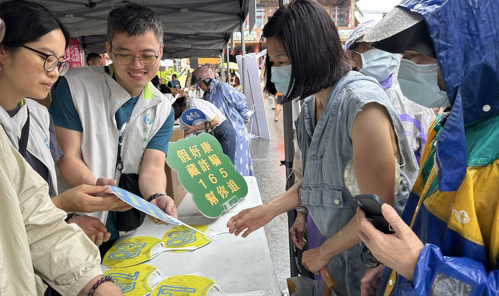 於延平王廟與民眾互動問答