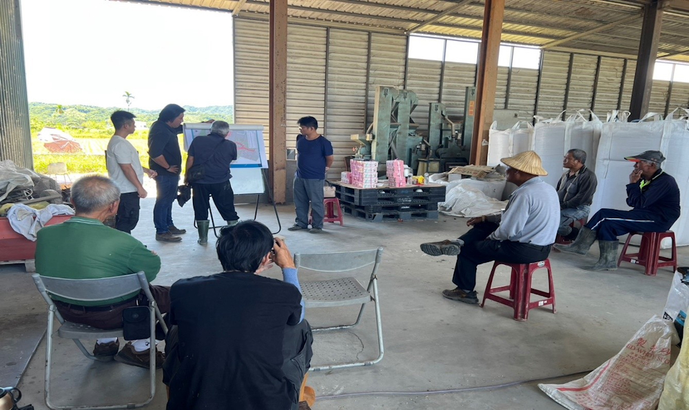 本處工務組長鍾毅龍向農民說明工程內容
