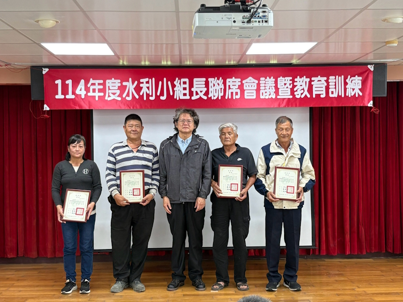 頒發光復工作站小組長聘書