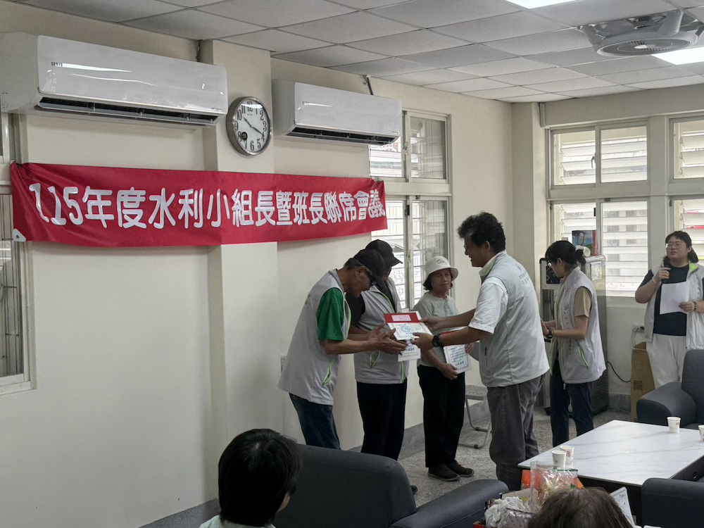 處長張麒瑋頒發114年度水利績優單位與有功人員獎項