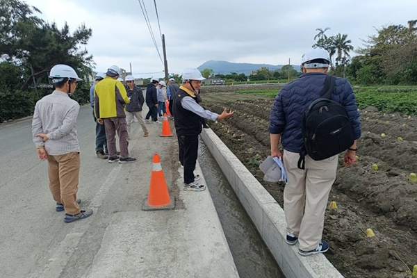 本處副處長解說圳路工地旁龍鬚菜種植方式