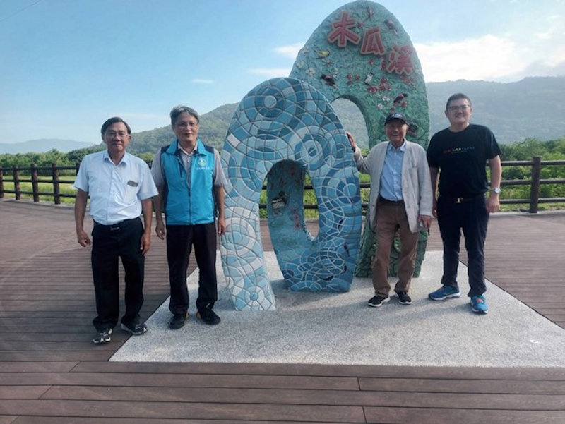 分署長及站長於華隆護岸前合照