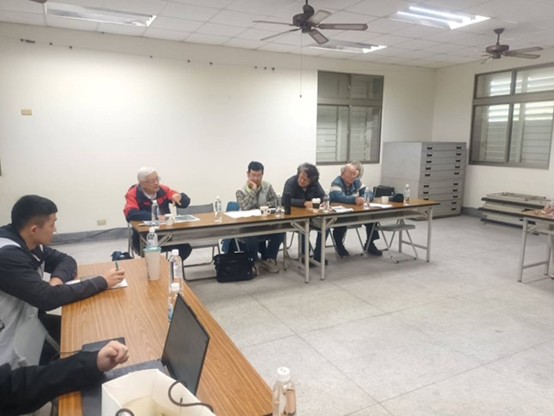 處長與陳彥旭正工程司及委員們在吉安工作站召開會議