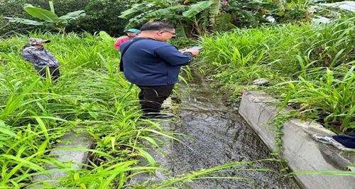 工務組同仁使用定位程式確認圳路位置
