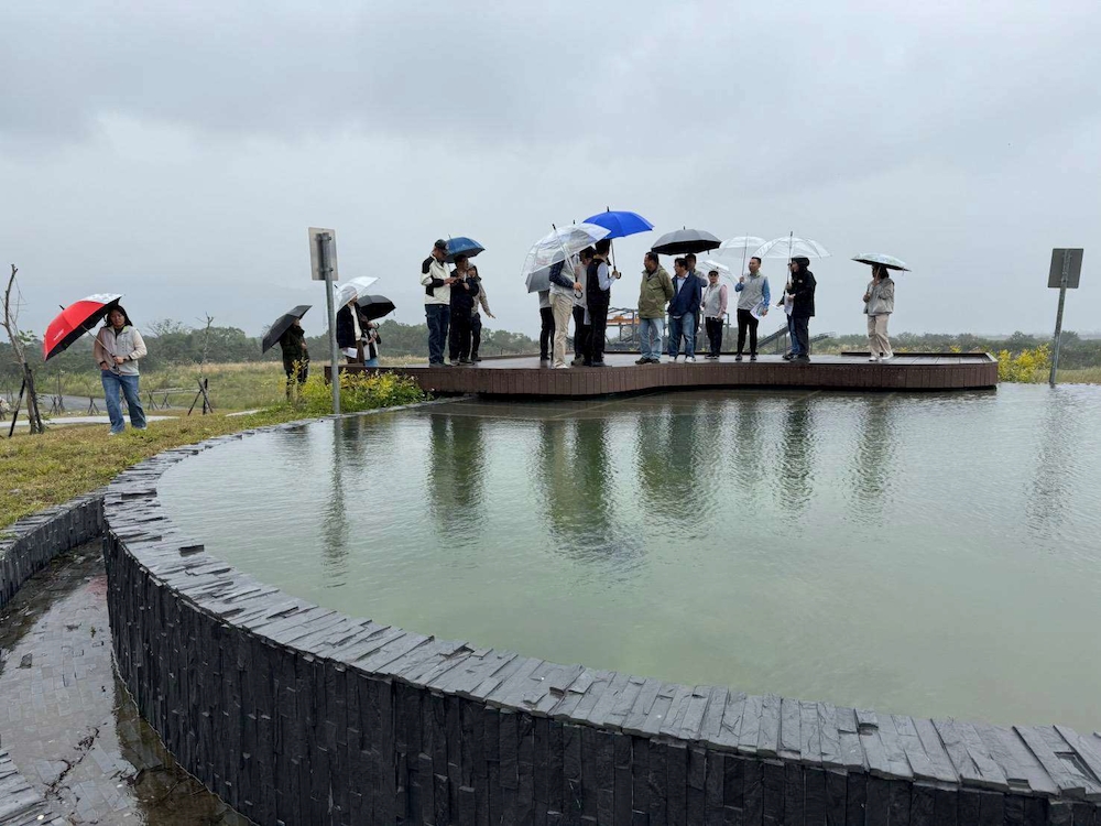 蔡昇甫署長於至高點無邊際水池指導相關事項