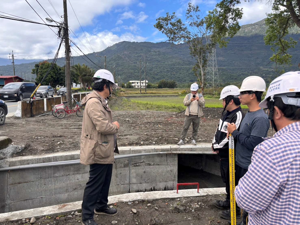 張麒瑋處長於工地現場督導工程情形並給予建議及修正事項