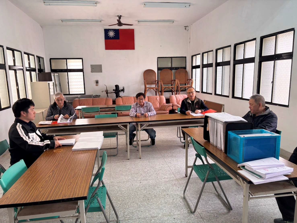 本處工程督導小組成員審查工程案主辦、監造設計及施工單位之文書資料