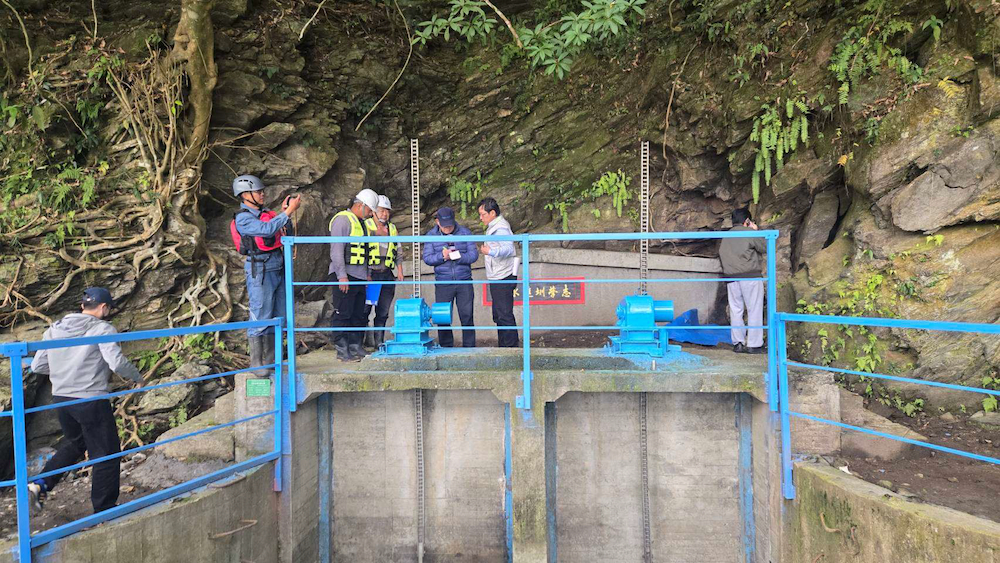 江長樹委員及吳明峰委員督導查核志學圳進水口灌溉水門情形