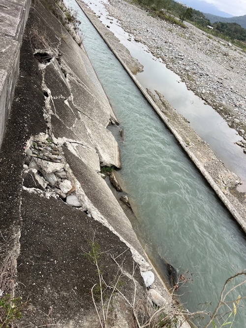 秋林圳2幹線導水路堤防護坡破損
