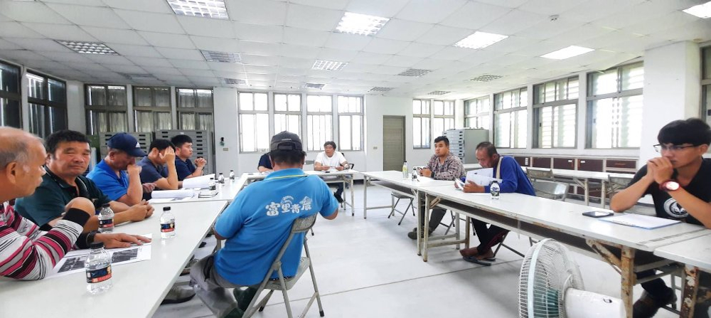 林站長向農民說明工程設計規劃範圍及施工期間應注意事項