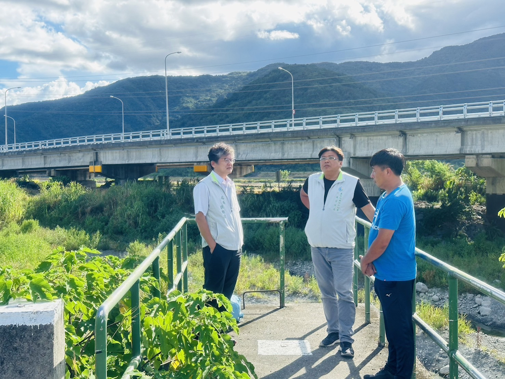 張處長勘查富里圳2支線進水口水情形