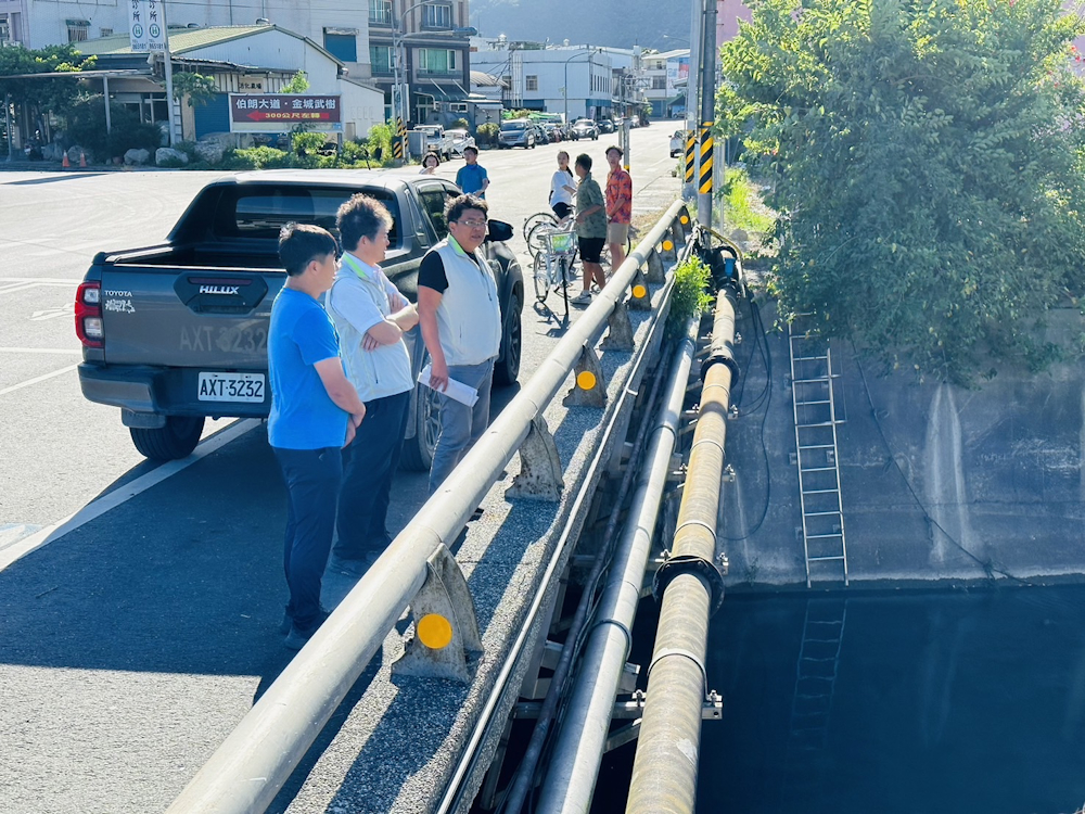 張處長勘查池上大坡池排水水情形