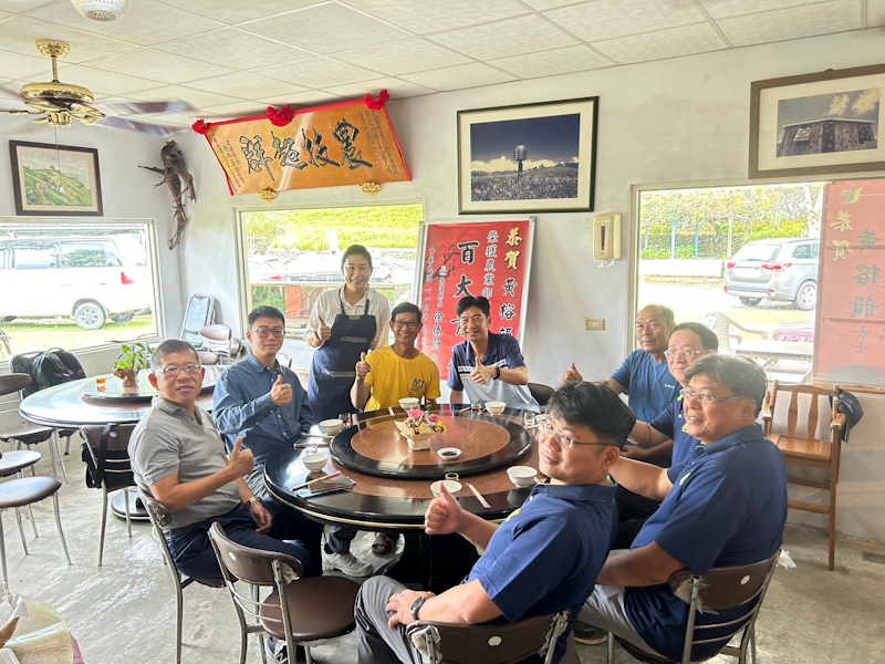與六十石山當地民宿業者合影留念
