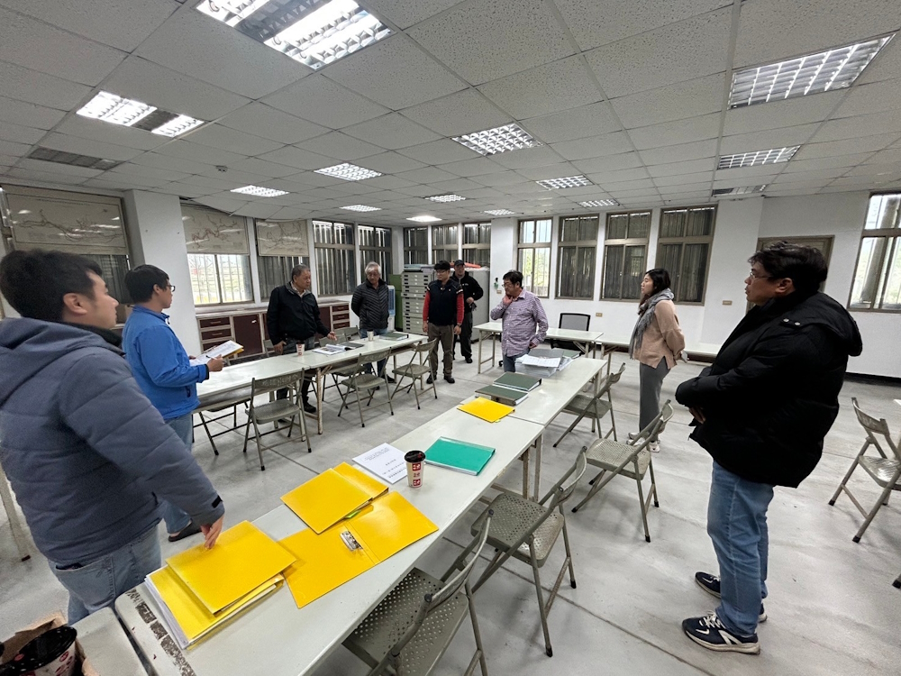 工程督導小組成員審查本工程案主辦、監造設計及施工單位之文書資料