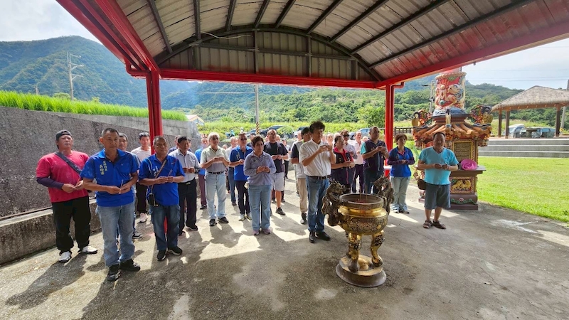 張處長領富里工作站同仁及各方人士至福德亭祭拜土地公祈求風調雨順