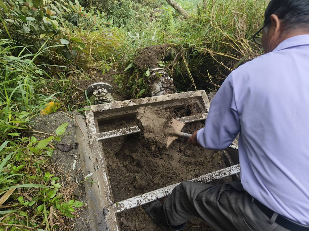 用水組織-黃德森理事長清除阻塞淤泥