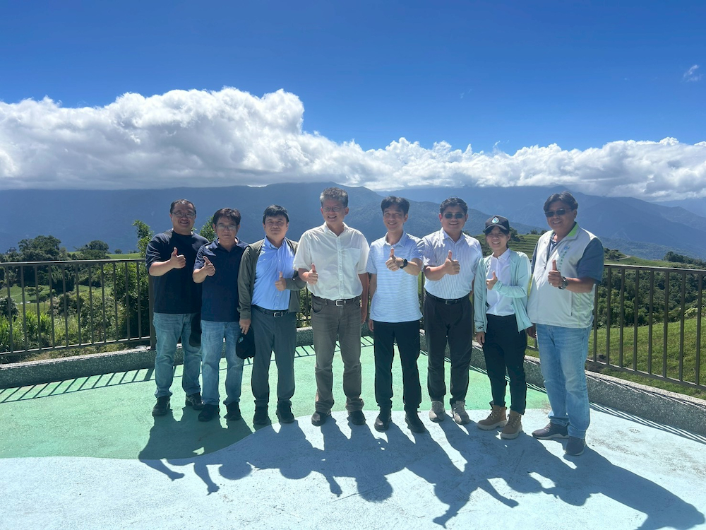 六十石山蓄水池觀景台上合影
