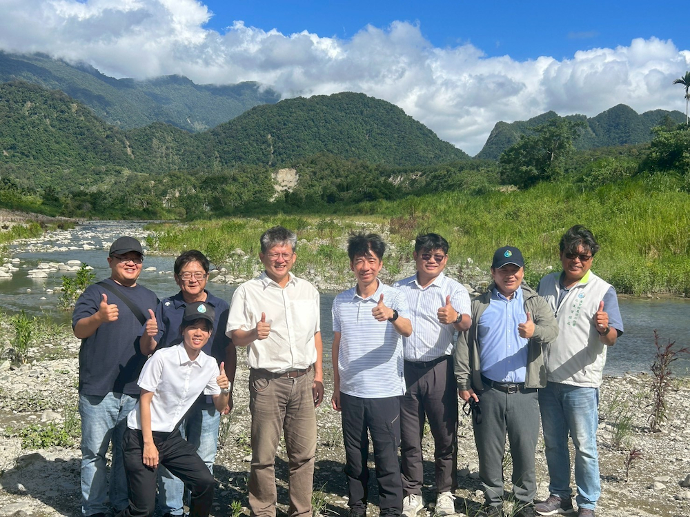 鱉溪攔河堰前合照
