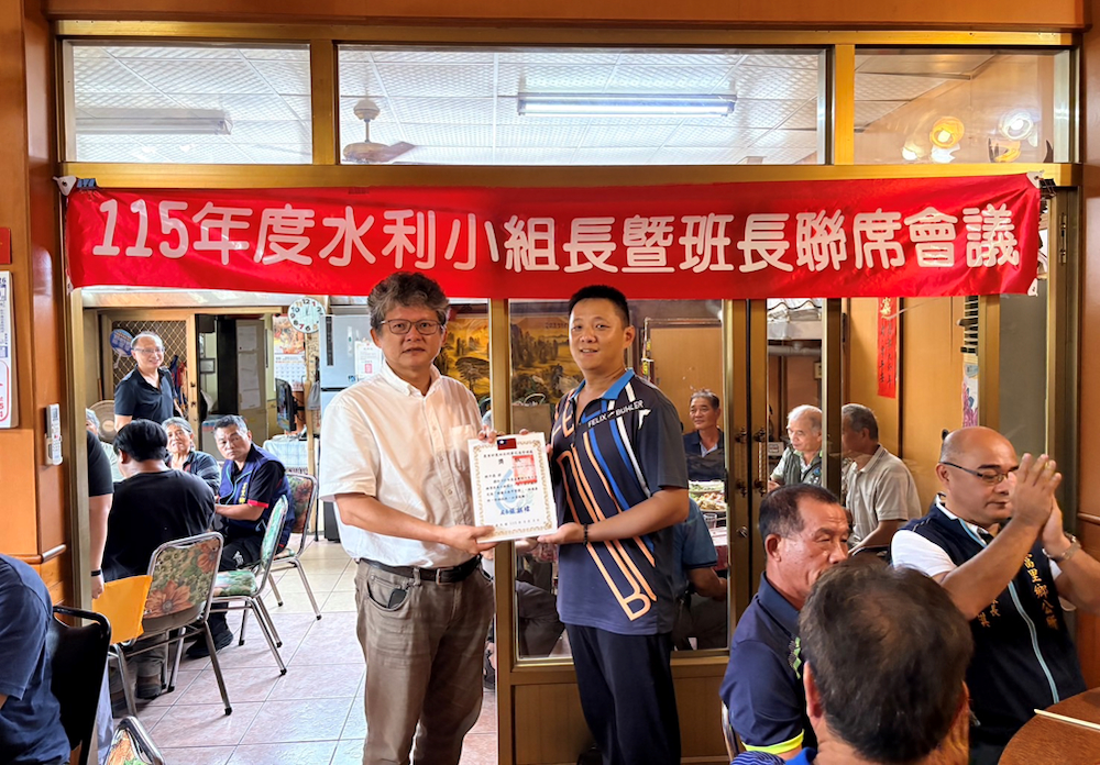 張處長(麒瑋)為中鼎同仁頒發114年度各項工程監工人員績效獎項