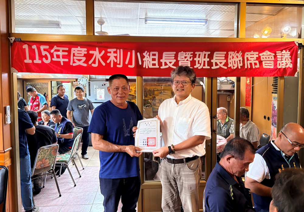 張處長(麒瑋)為林小組長(源玟)頒發模範小組長獎項