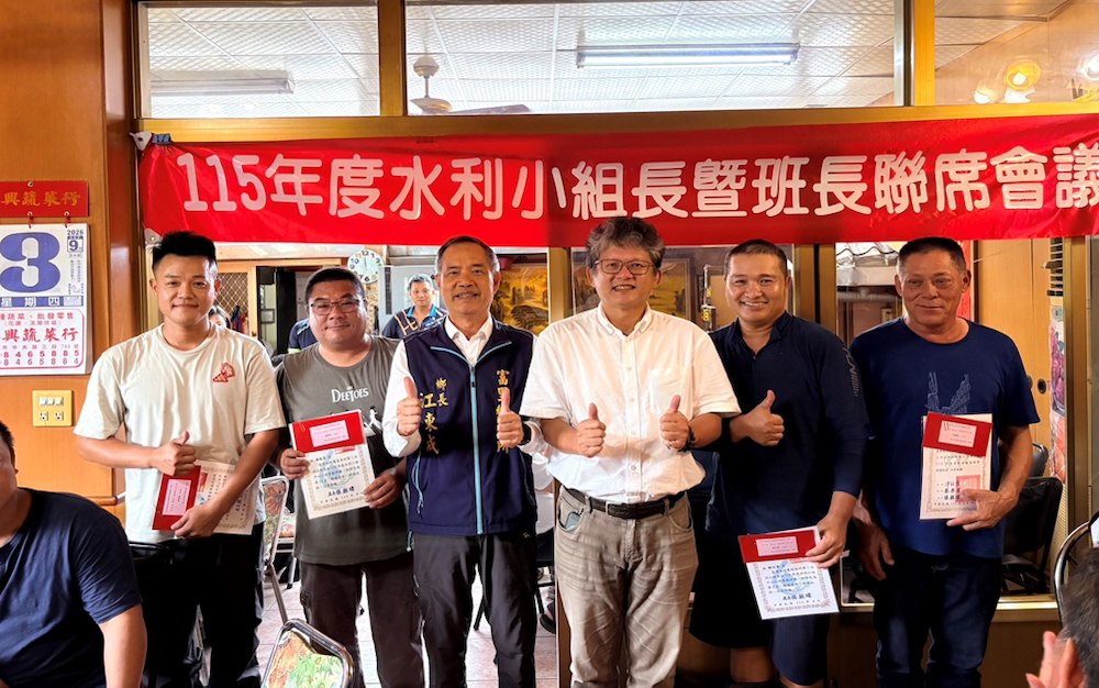 為優秀的小組長(李俊逸、謝維禎、鄒文富、林源玟)頒發獎狀以玆鼓勵