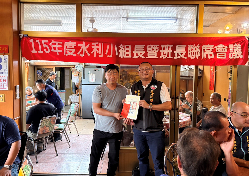 鄒委員(文鈞)為建聖同仁頒發資深績優人員獎項