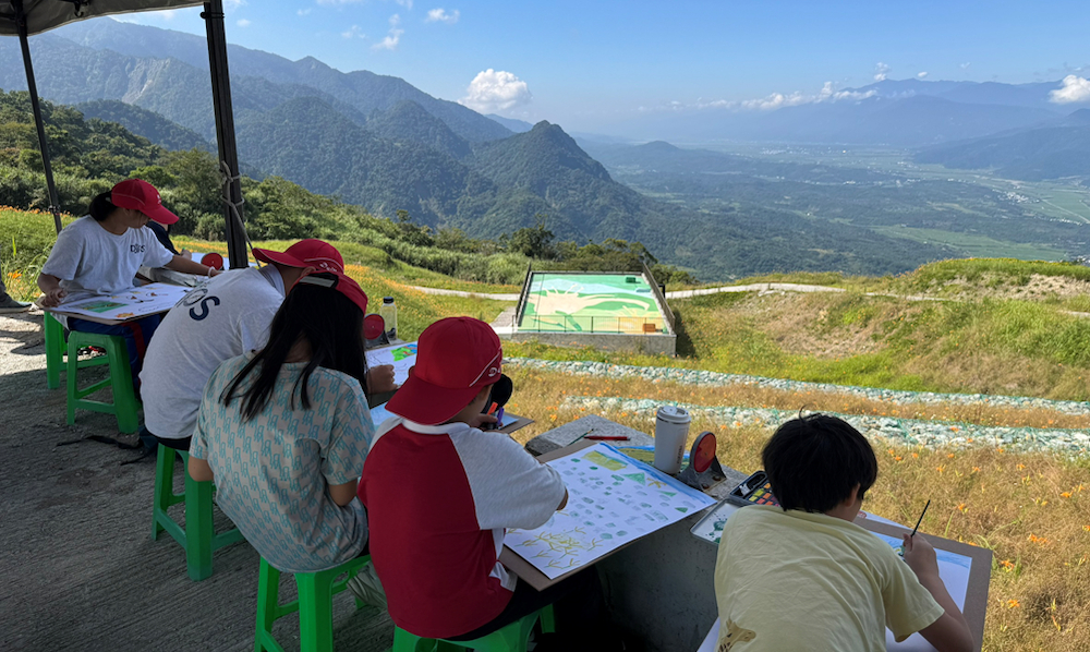東竹國小同學發揮觀察力及創意畫下六十石山景色