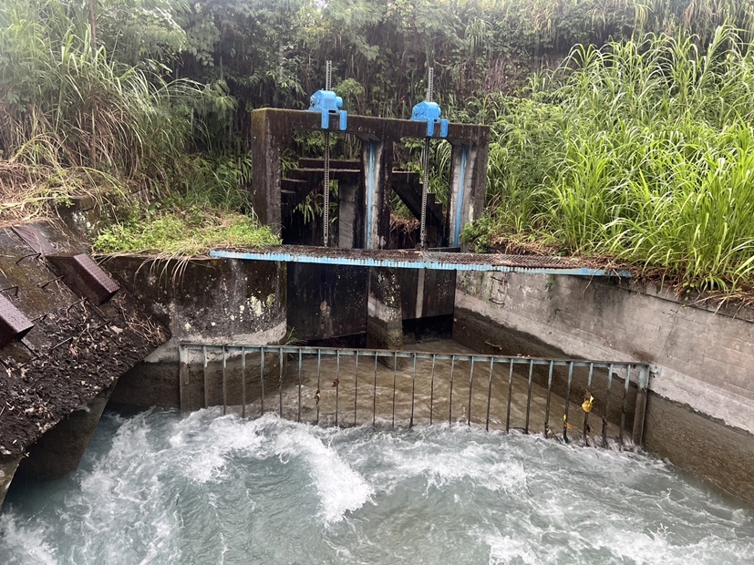 開啟新城圳第1排砂門，避免地表逕流水量，沿著農田水利渠道，溢淹至灌溉區域內農田、農路、農舍。