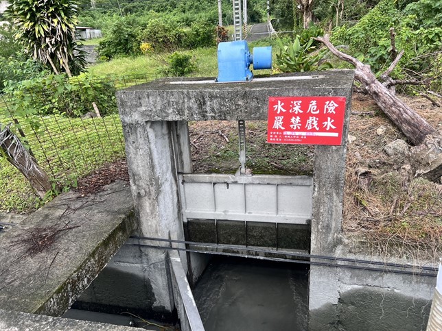 開啟新城圳第3排水門，避免地表逕流水，沿著農田水利渠道，溢淹至灌溉區域內農田、農路、農舍。