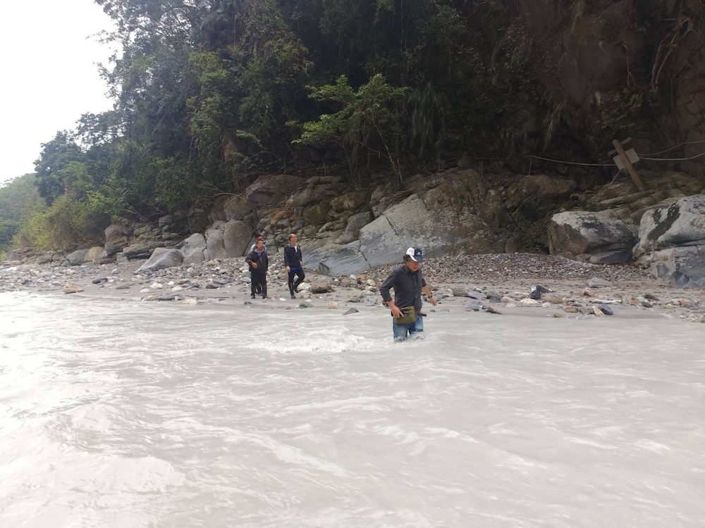 張麒瑋處長勇渡湍急三棧溪河水