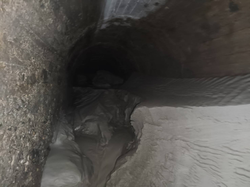 張麒瑋處長勘查北埔圳幹線暗渠阻塞情形