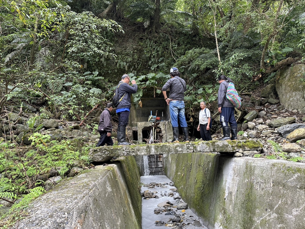 張麒瑋處長勘查北埔圳第一排砂門毀損情形