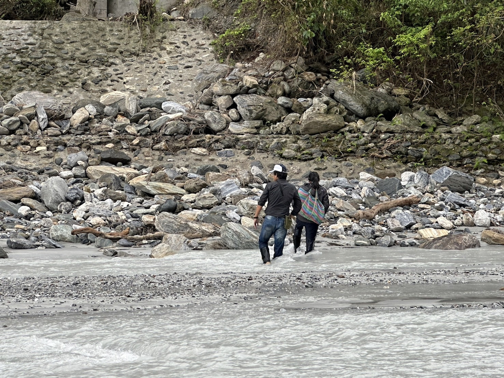 張麒瑋處長攀爬陡峭山坡勘查北埔圳農田水利設施