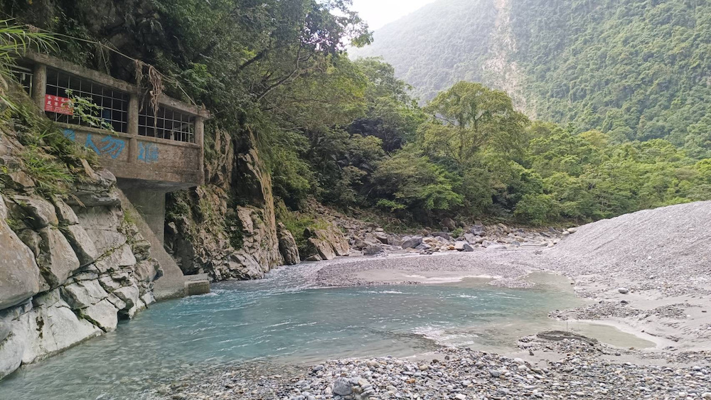 北埔圳進水口非固定式導水路與土砂堆積現況