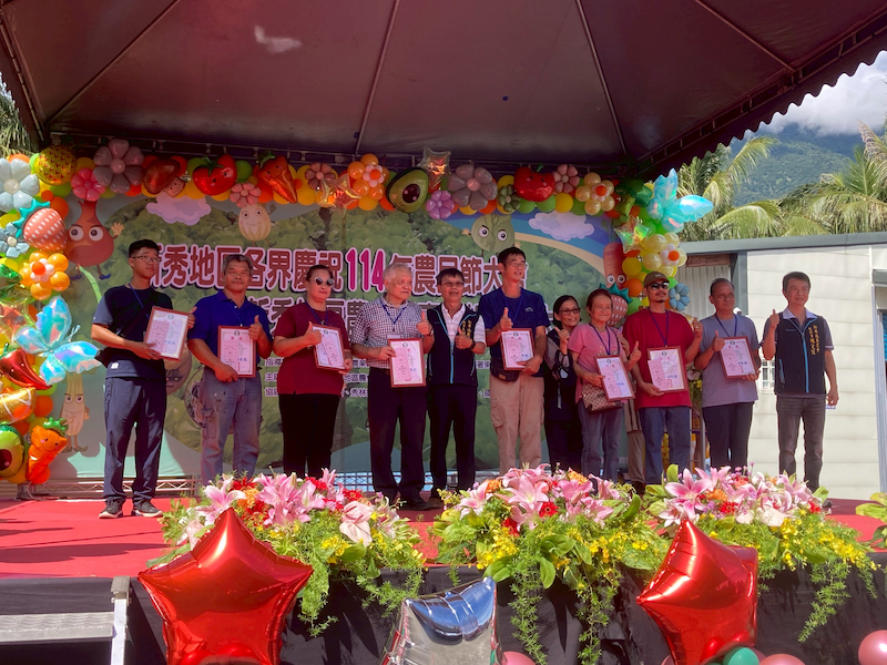 前會務委員吳慶逢先生及小組長曾健智先生獲取優秀農事幹部表揚