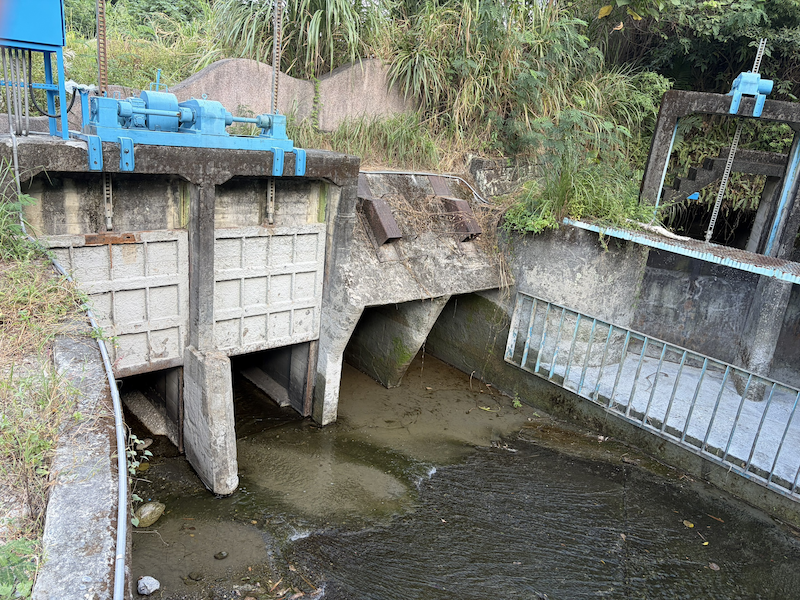 開啟新城圳幹線1K055排水門，將地表逕流水導流回立霧溪，避免下游灌溉區域淹水情事