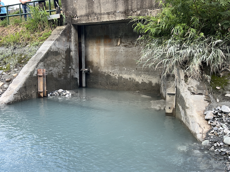 關閉新城圳幹線取水門，避免立霧溪河水，沿著農田水利渠道，溢淹至下游灌溉區域