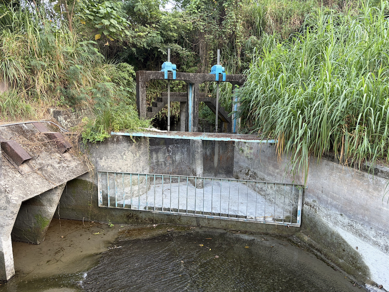 關閉新城圳幹線1K058制水閘，避免逕流水，沿著農田水利渠道，溢淹至灌溉區域內農田、農路、農舍