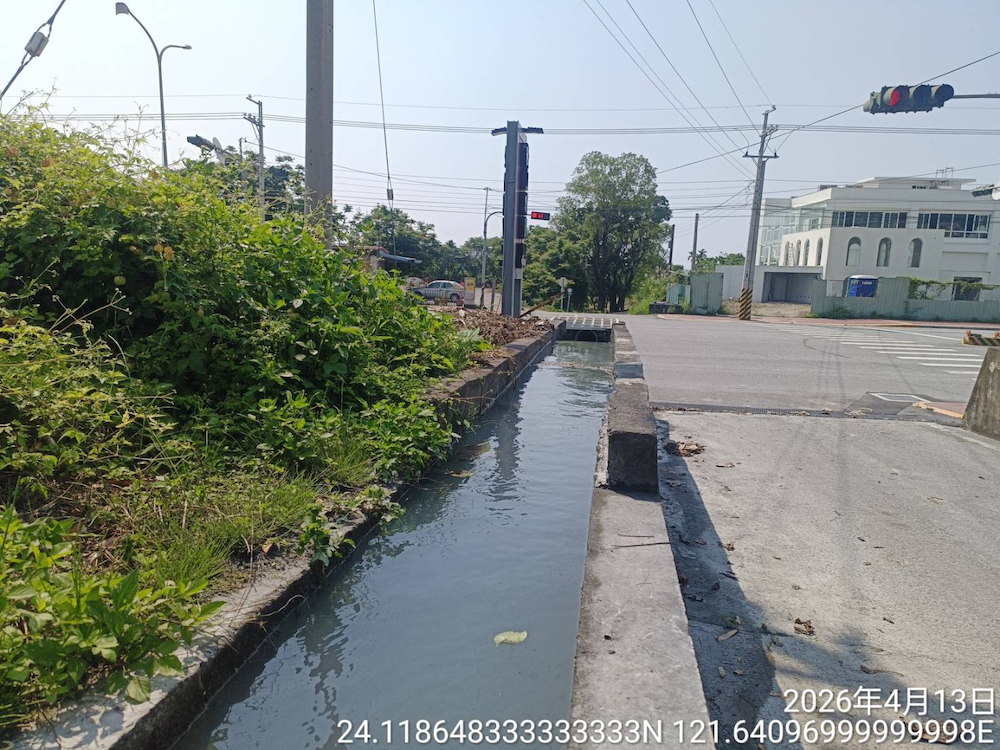 同仁圳路巡查發現枯枝落葉阻礙水流