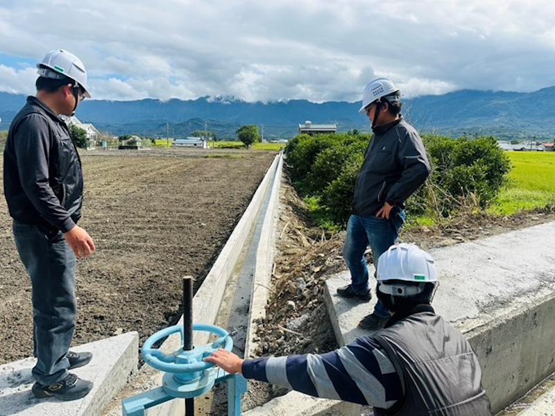 張處長麒瑋率本處工程督導小組至各在建工程辦理工程督導-測試水門功能是否正常