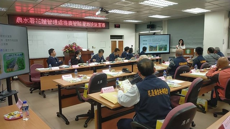 管理組同仁說明管路灌溉補助方案
