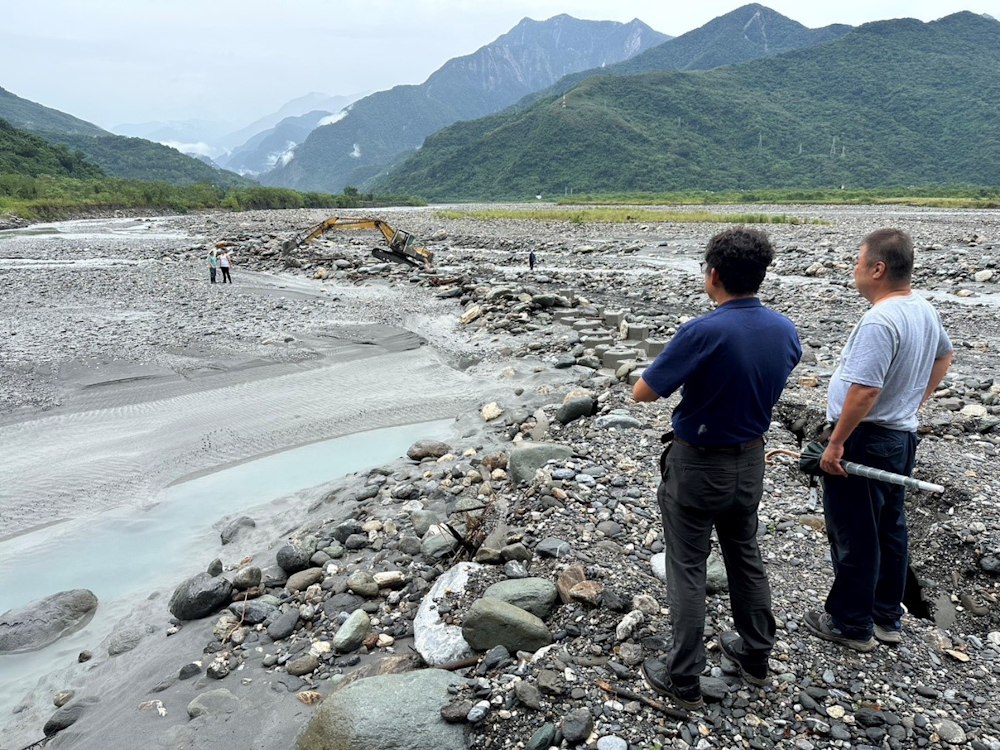 張麒瑋處長與壽豐工作站站長視察災後進水口復原情形