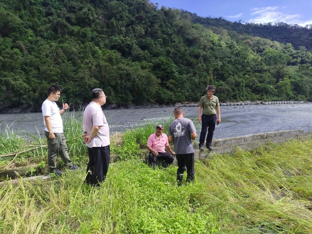 張處長至玉里站與當地農民了解災害情形