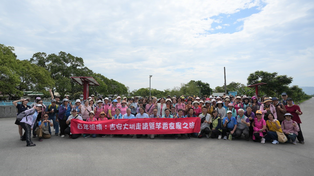 與會貴賓與民眾一同於吉安圳2幹線農田水利體驗園區合影留念