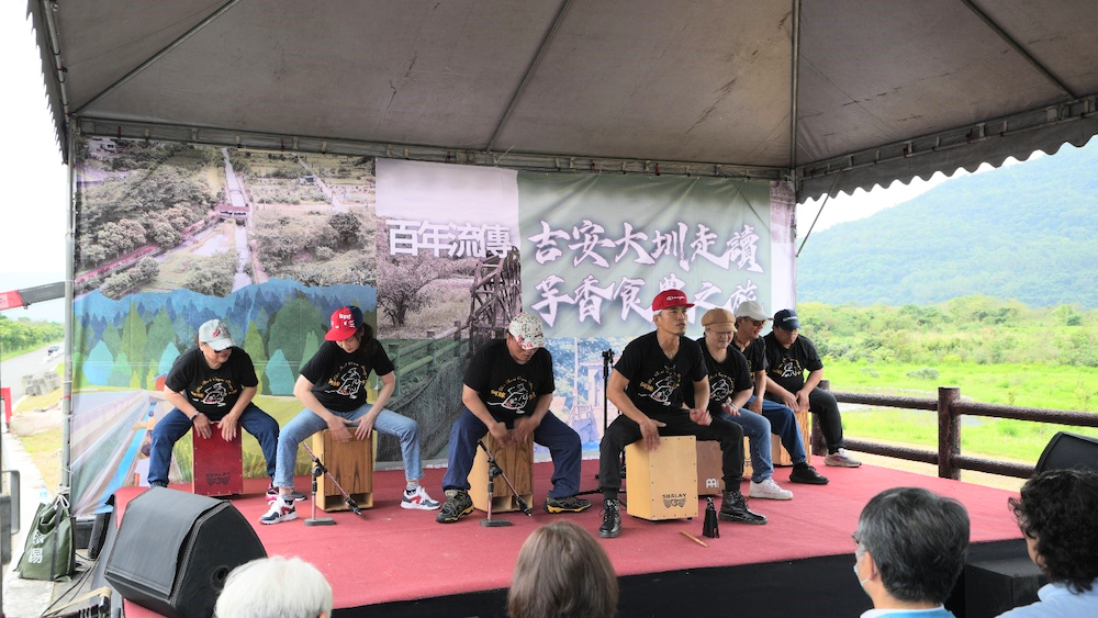 花蓮縣社區大學學員帶來精彩的木箱鼓演出