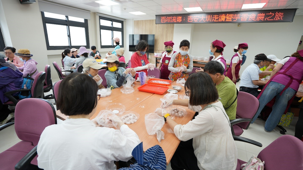 除了走讀導覽，民眾也實地參與手作芋圓體驗，從搓揉、塑形到烹煮，讓大家在輕鬆互動中感受農村生活的純粹魅力。
