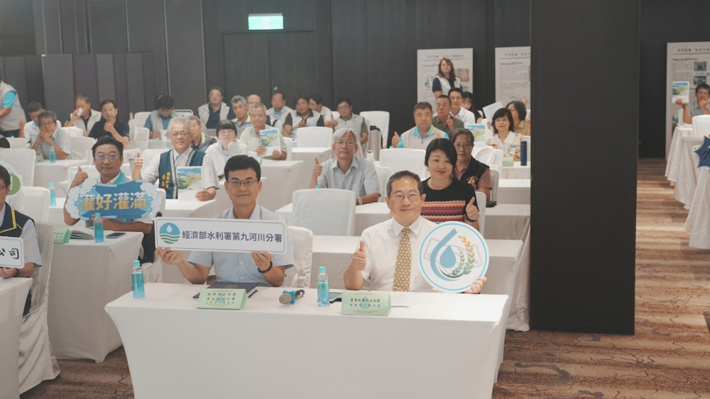 與會貴賓和陳衍源副署長一同合影留念。