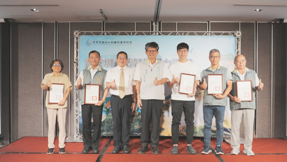 陳衍源副署長和張麒瑋處長共同頒發第2屆諮議委員證書。