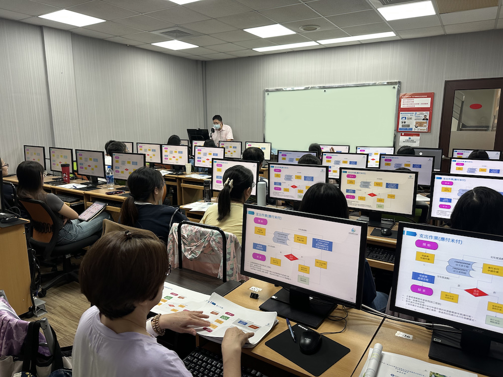 IAA應用系統資訊公司李經理說明基礎架構並實機操作