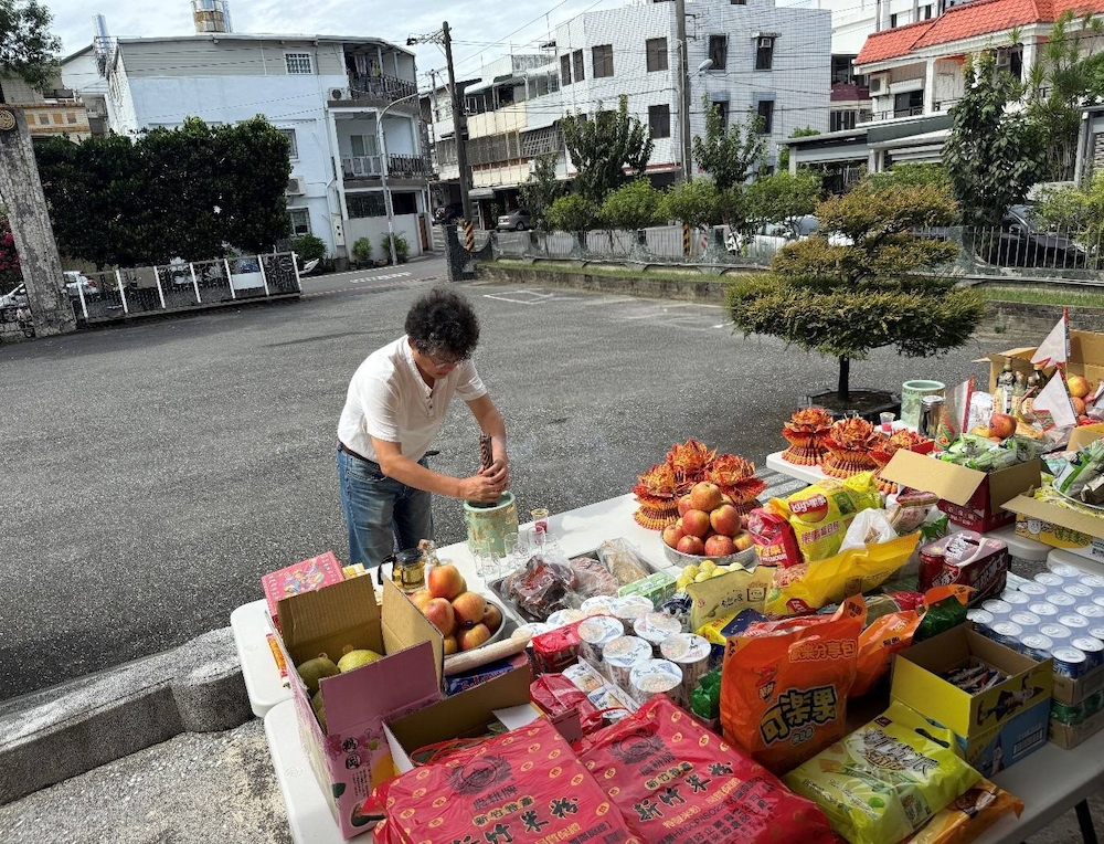 處長集合同仁焚香祈福虔誠之心，透過祭典，期盼能共同守護農田用水無虞